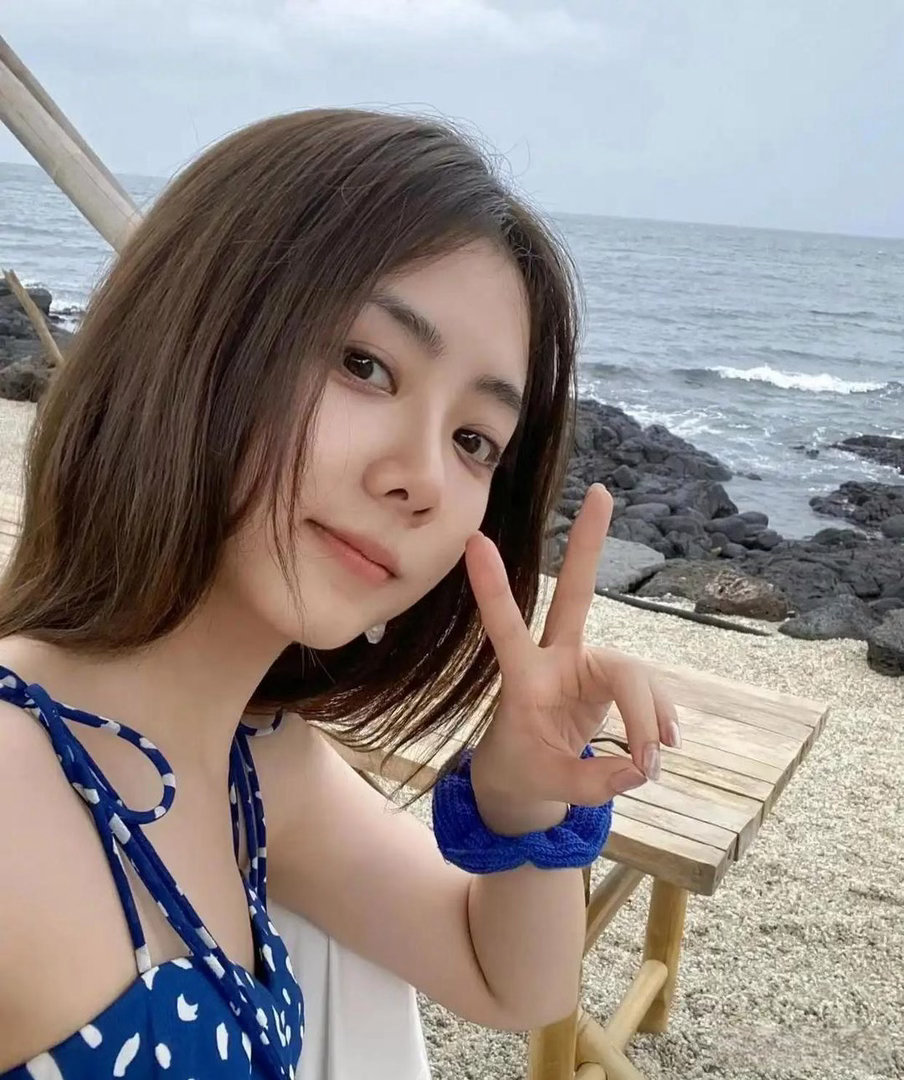 谭松韵海边大片又甜又撩，泳装造型封神，元气满满少女感绝了 