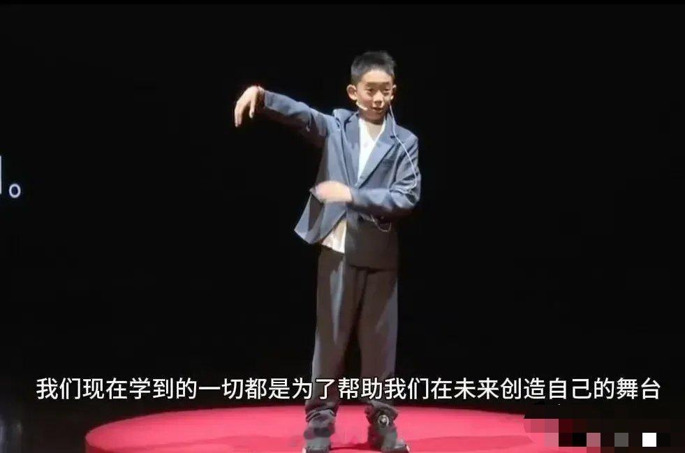 应采儿发Jasper全英文演讲视频里Jasper落落大方，自信的用流畅的英文演讲