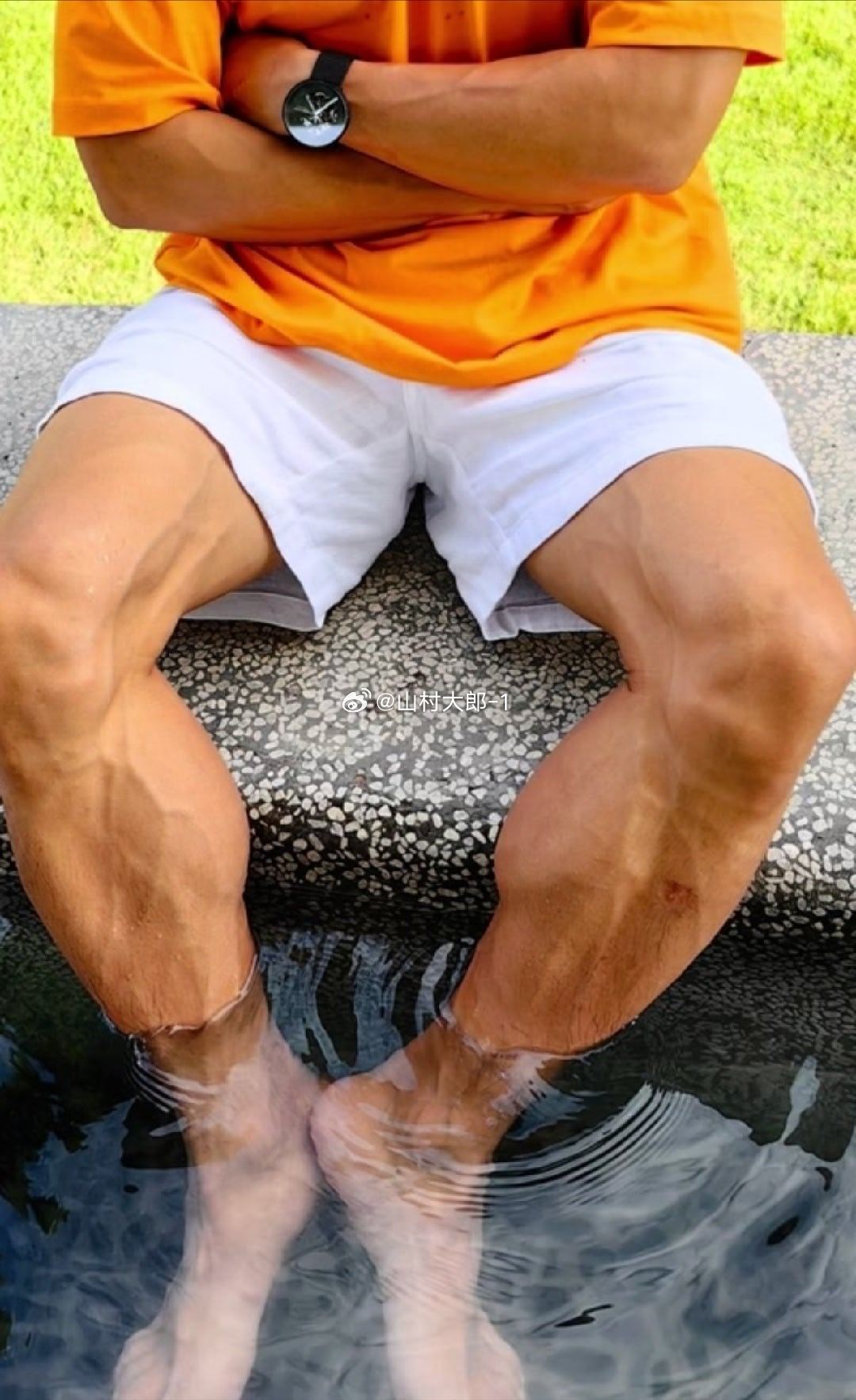 老坛酸菜 脚踩怎么又下脚了？不是不允许下脚架吗？话说就算下脚能不能找一些年轻小哥