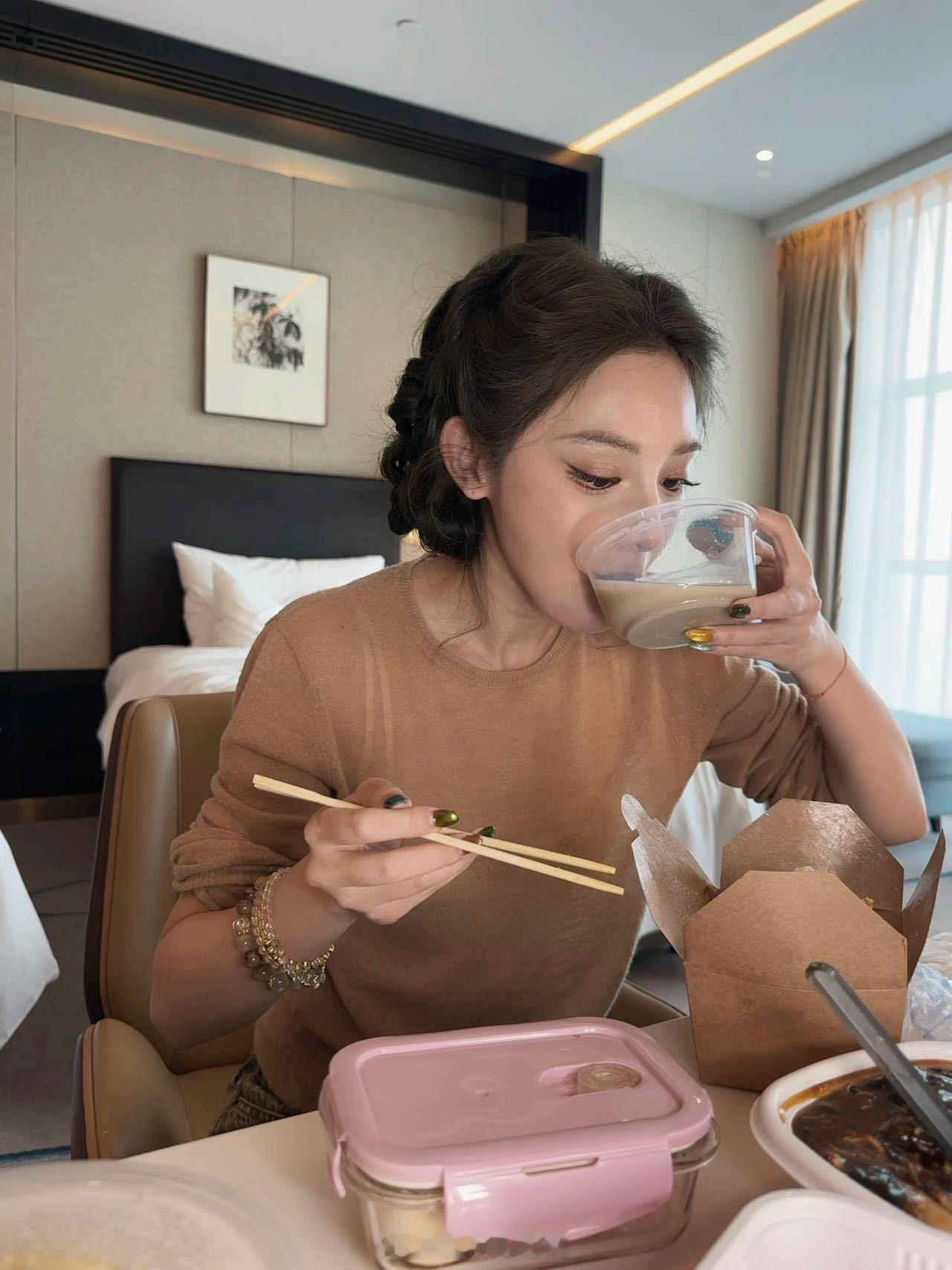 彭小苒走红毯前喝豆汁 彭小苒北影节红毯前状态超松弛，喝豆汁配焦圈儿，一口老北京味