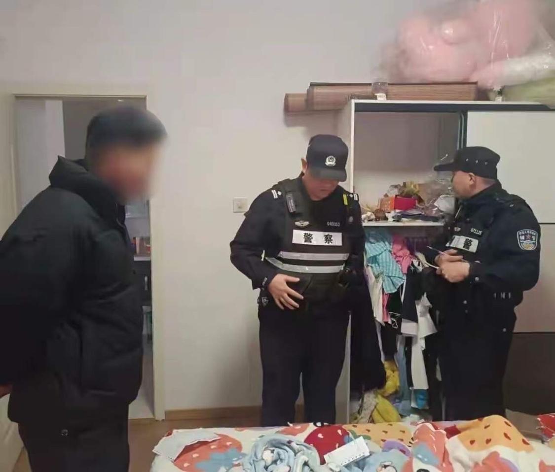 戏精本精！浙江一女子金吊坠不见了，怀疑是男友偷的，为了“自证清白”男友无奈报警，