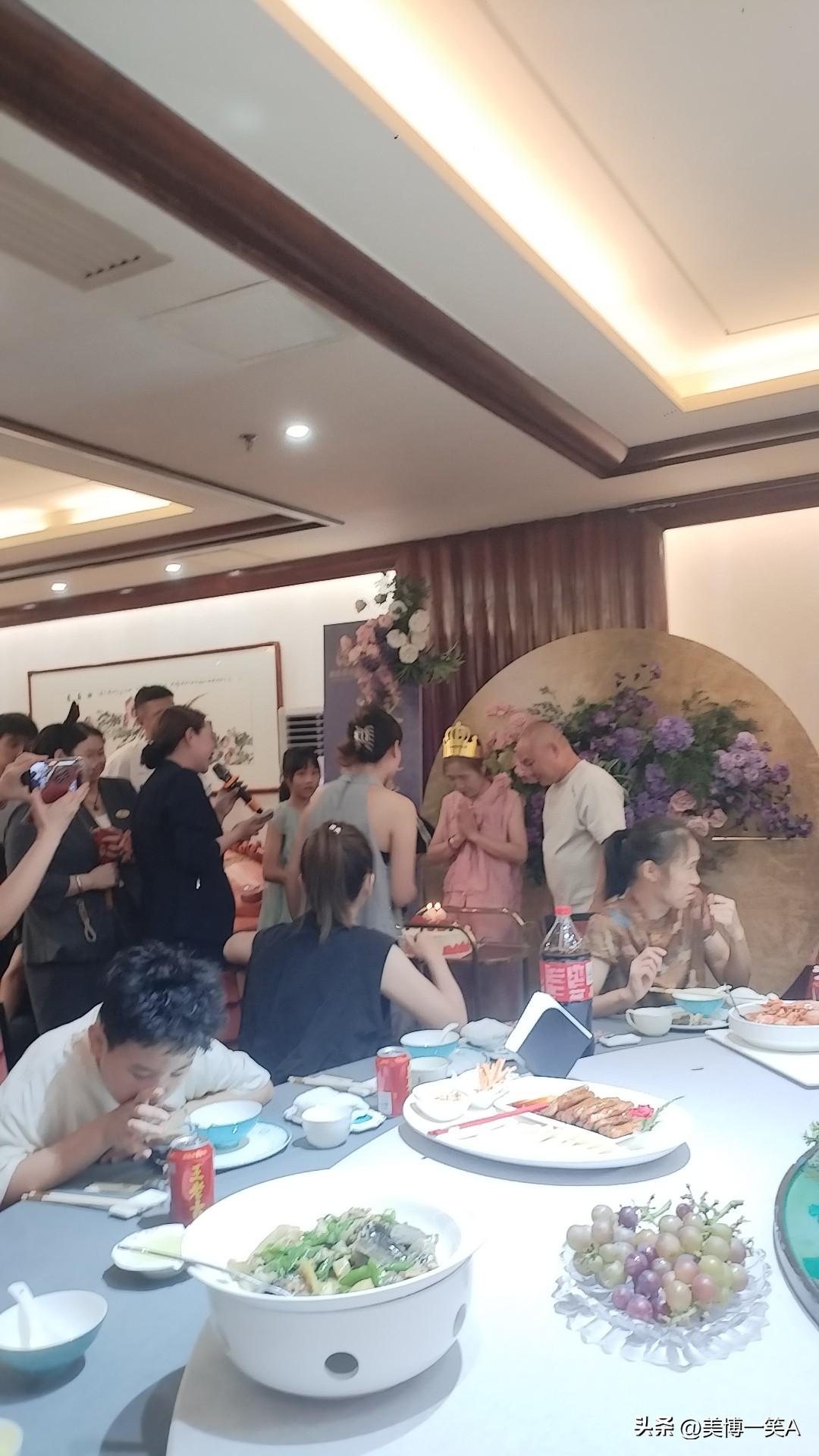 你以为他没文化，他比教授还教授。
他虽是林隐假日大酒店的一位普普通通的打工仔，却