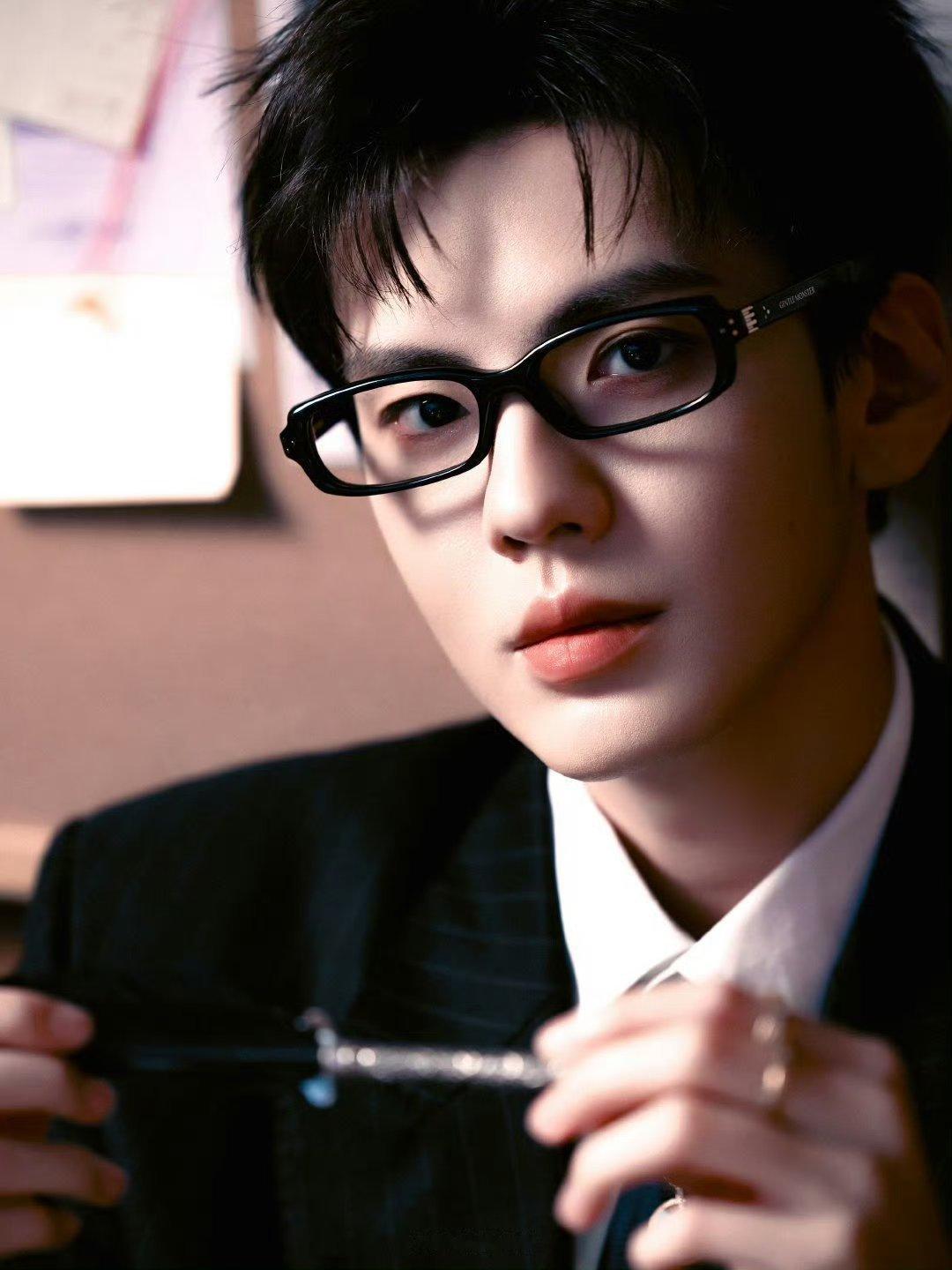 毕雯珺 💙毕雯珺 毕雯珺杂七杂八风格头像戴眼镜👓 