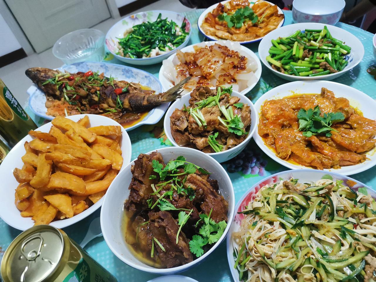 去外面吃饭不是为了享受着吃剩饭剩菜的待遇的。预制菜说白了就是把饭做完放那，想吃的