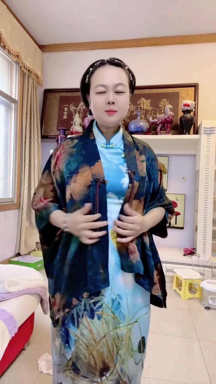 旗袍一穿谁还不是个温婉淑女~
胖胖的我也能穿出东方韵味，你看这气质拿捏了没？
