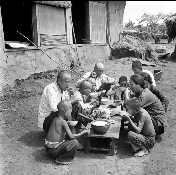1960年，忻州的农户在吃早饭。当年，一户人家敢养七八个孩子，可惜公知们看不见，