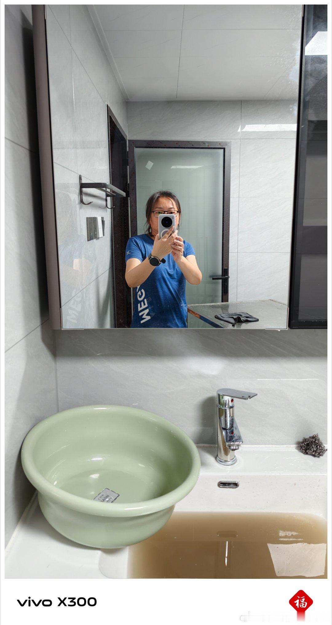 今天晚上的任务是搬东西＋打扫卫生一处老破大的房子🏠装修结束🔚了用时三个月总体