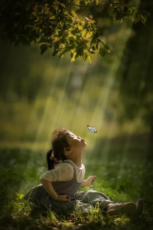 站在空荡的写字楼窗前，看着城市渐渐熄灭的灯火。身体早已发出疲惫的警报，可为何我们