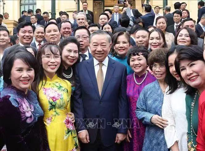 苏林这回算是把目光投向企业家和工商界群体了。

关注越南的人都清楚，苏林出身越南