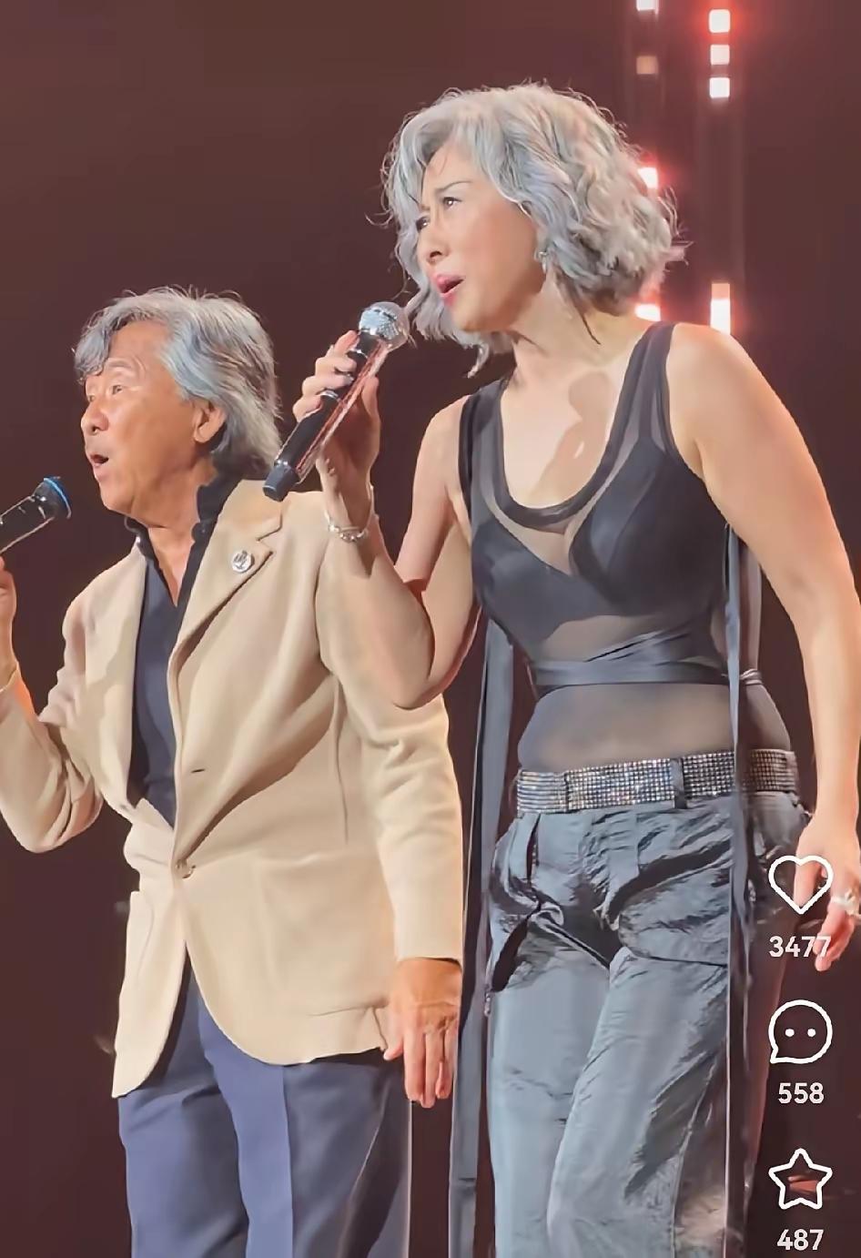 叶倩文演唱会脱外套那一下，把气氛掀到了顶点，可林子祥那句“我都好久没见过了”，突