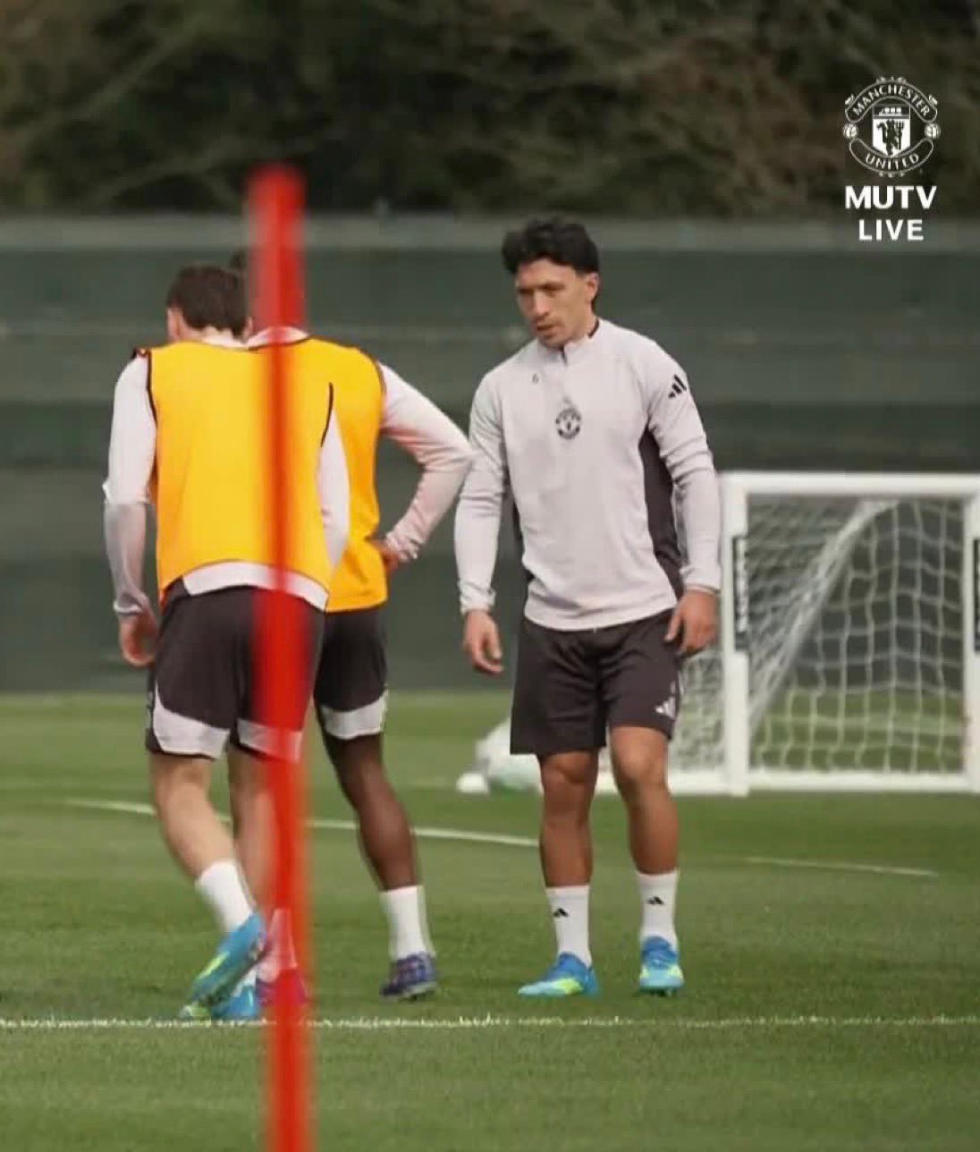 ESPN记者Rob Dawson：利马和球队一起训练，多尔古则继续做着个人训练。