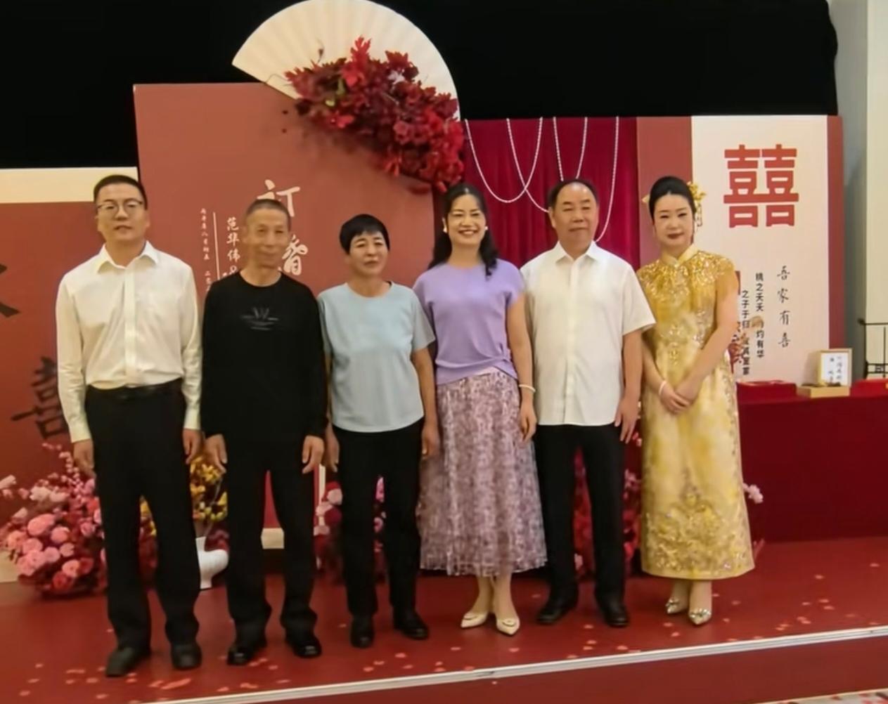 到底是谁订婚？
我看了三遍也没找出两个孩子来，
怎么感觉孩子不年轻、父母不老呢？