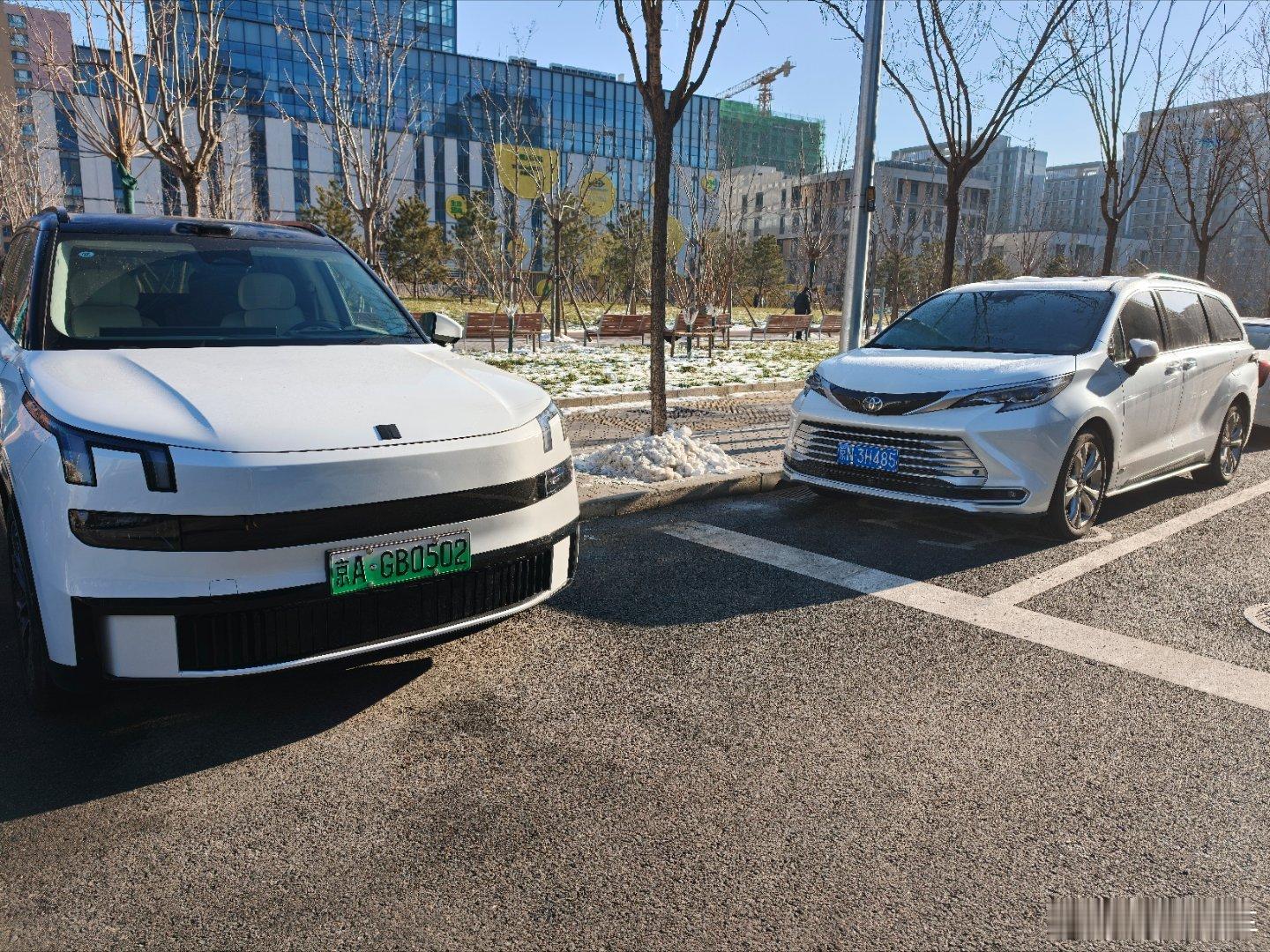 我认为一个大家庭最完美的组合一台大六座 suv 一体新能源一台传统燃油大七座商务