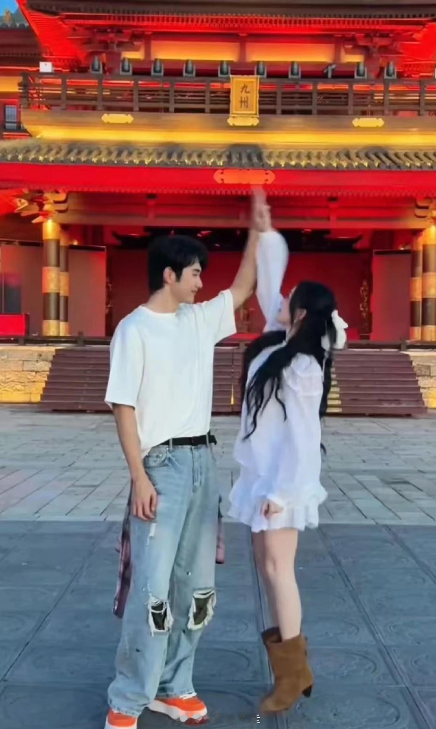 金莎也是霸总小说忠实粉丝孙丞潇说金莎爱听霸总情话 一听“笨女人”就开怀大笑，金莎