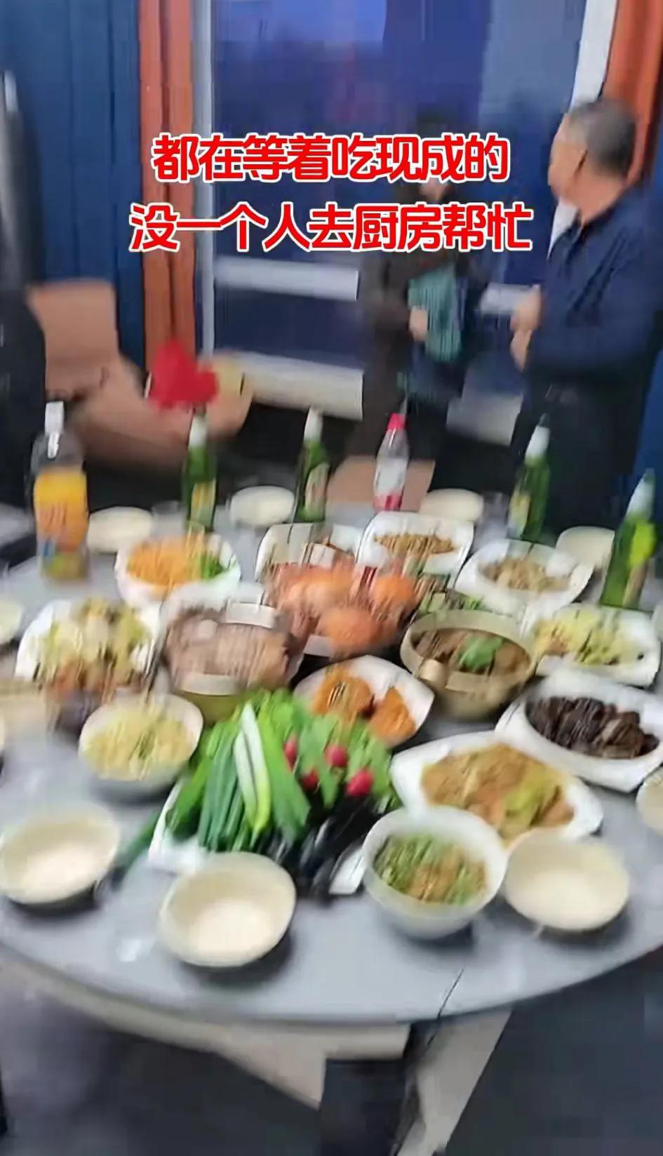 说句心里话，正应当儿媳妇去做，三个儿媳妇，老人那么大岁数，在厨房一个人忙活，心里