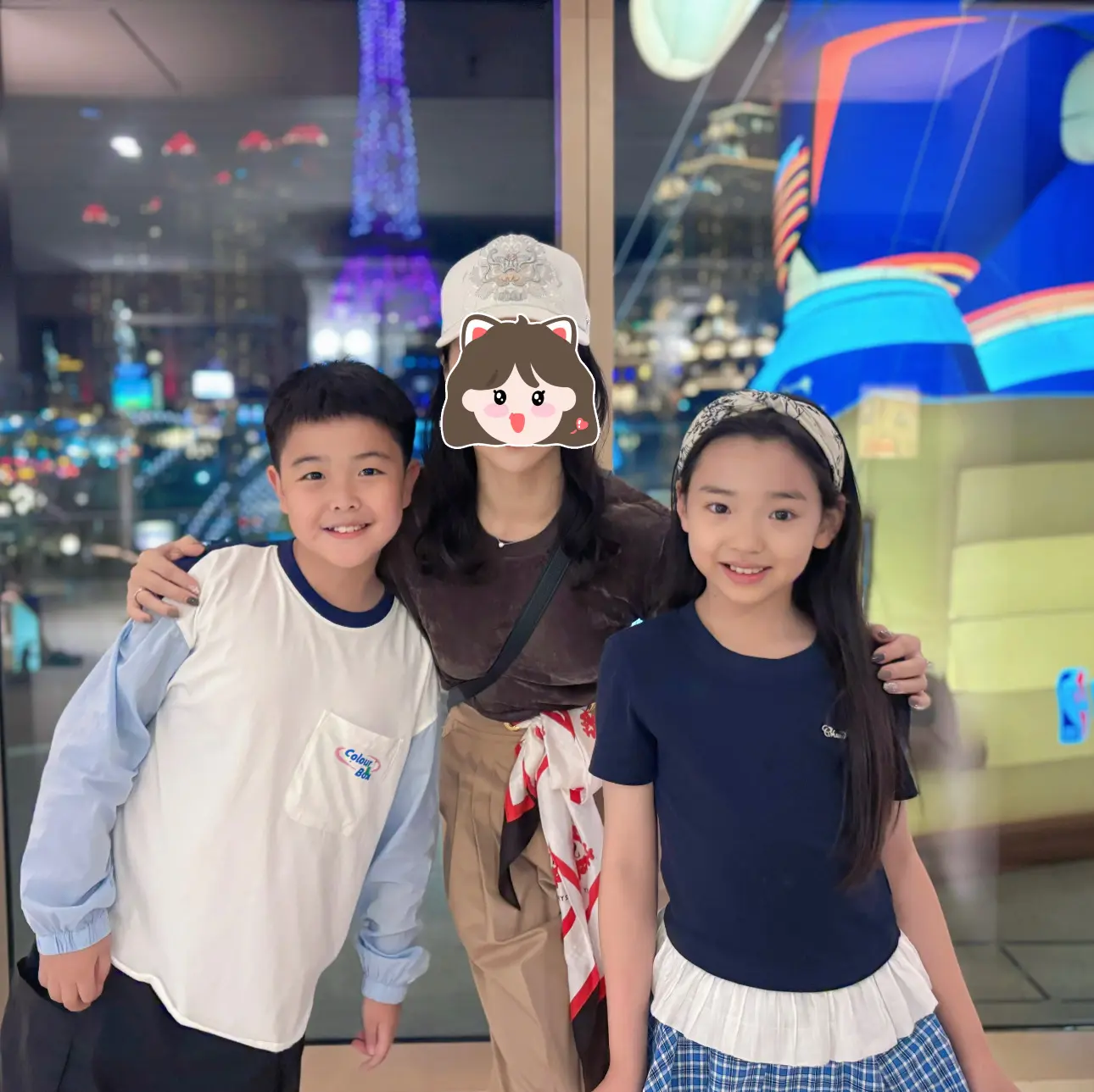 小酒窝和朵朵被偶遇，小孩子长的太像家长