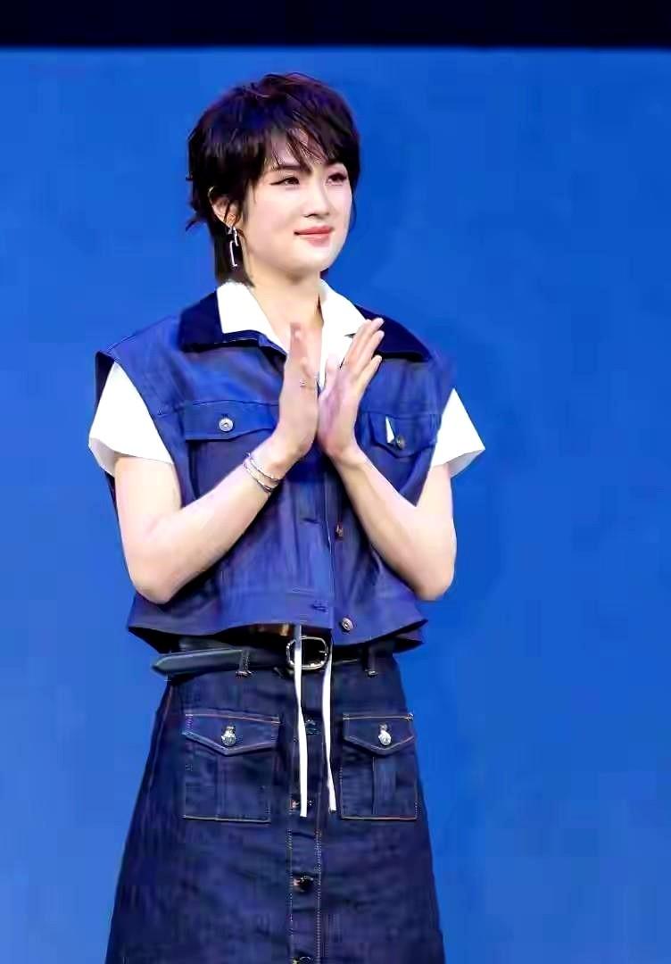 华为二公主亮相2025广州国际车展。
11月21日，姚安娜现身广州车展华为智驾展