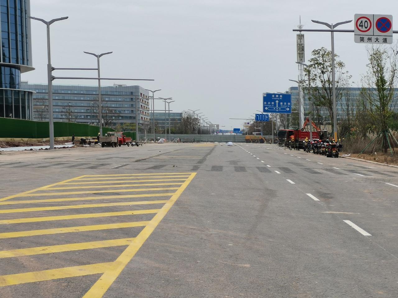 简州大道与环宇大道路口最新进度情况！从现场来看，路面黑化已经完成，路标识已经全部