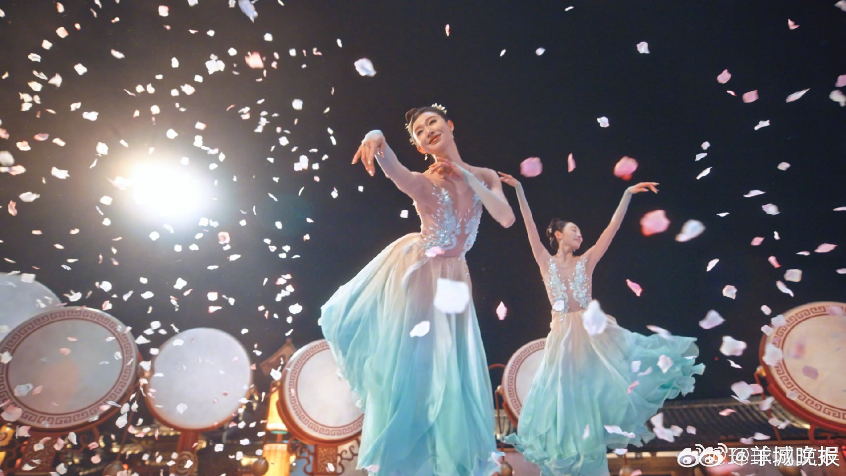 【#义乌把世界朋友圈搬上春晚#】除夕夜，义乌分会场以文化为桥，让千年丝路与现代春