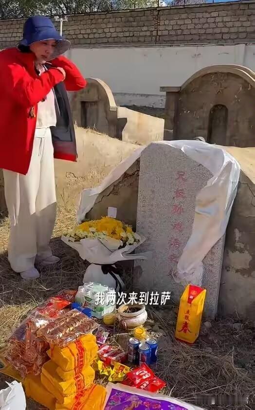演员孙茜去拉萨祭拜哥哥，在哥哥墓碑前哭得泣不成声。
原来孙茜并不是独生女，她还有