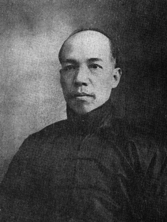 1926年，梁启超出现尿血的症状。他去看西医，西医说要做手术。他去看中医，中医说