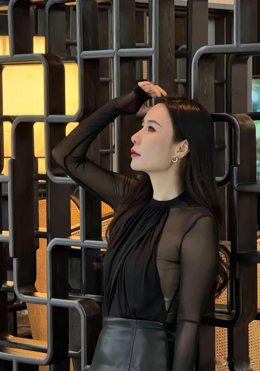 一个穿黑色衣服的女孩在摆姿势。