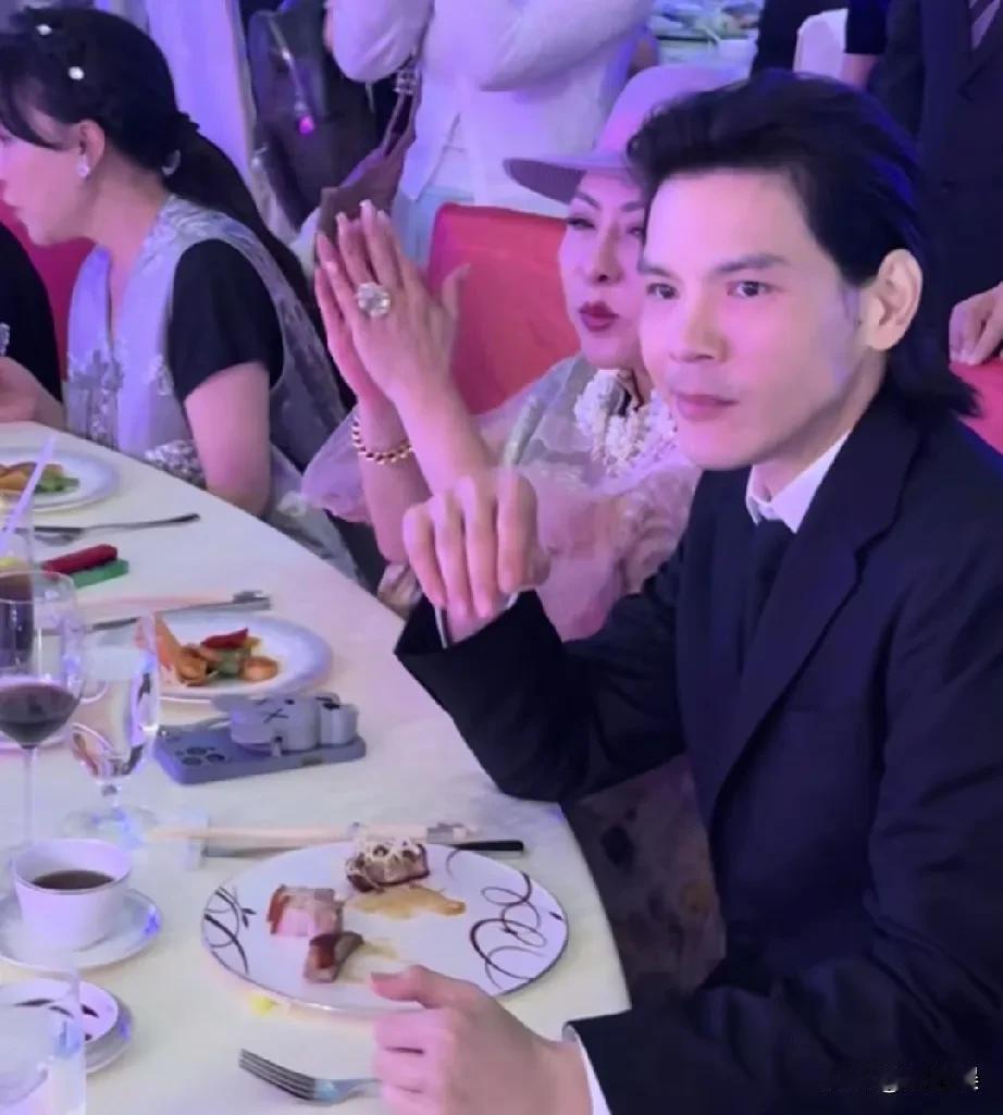 你发现没！
向左工作时候和生活中的他一点都不一样，工作中穿着真的很辣眼睛，个性的