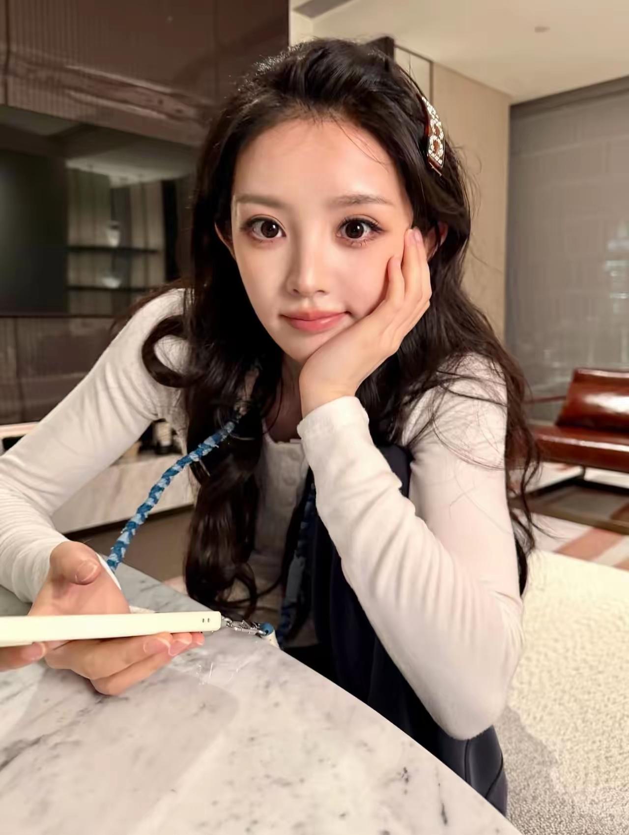 [发怒]谁说小田[心]“没刘海、不好看”的？[送心]我觉得，从青涩到成熟，都还可