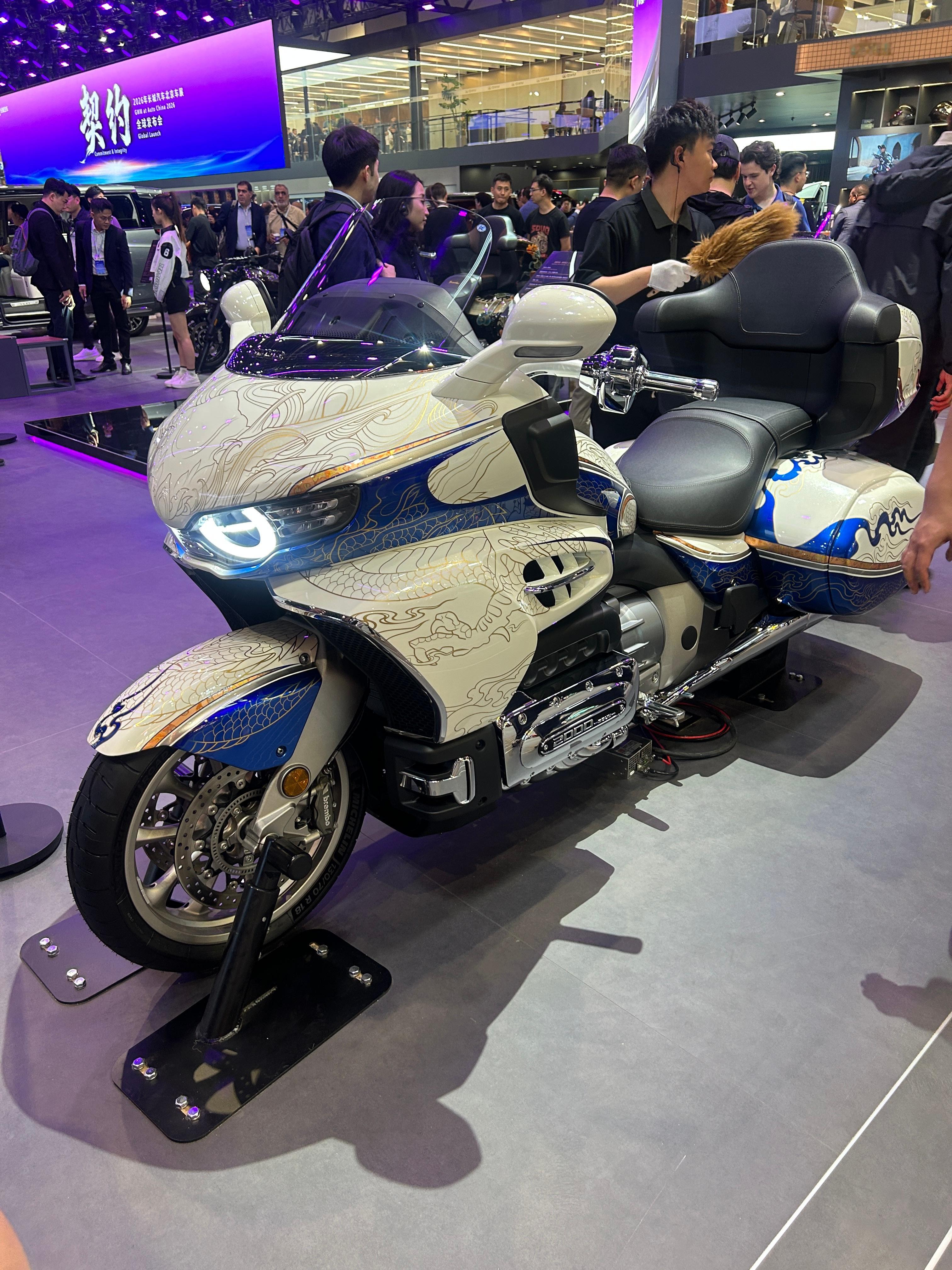 2026北京车展 骑在一台八缸上是什么感觉？保罗车闻这就是北京车展 北京