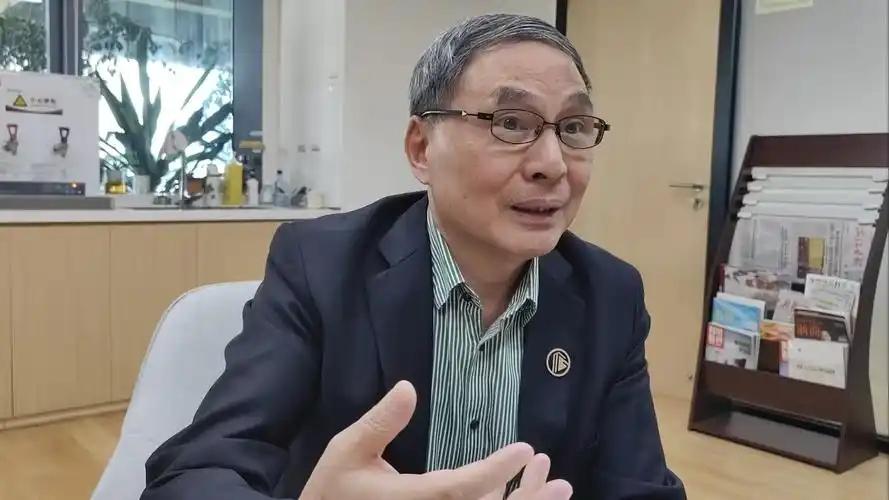 香港中文大学的郑永年教授曾说过一句话，给不少天天盼着美国马上垮台的人泼了盆冷水。