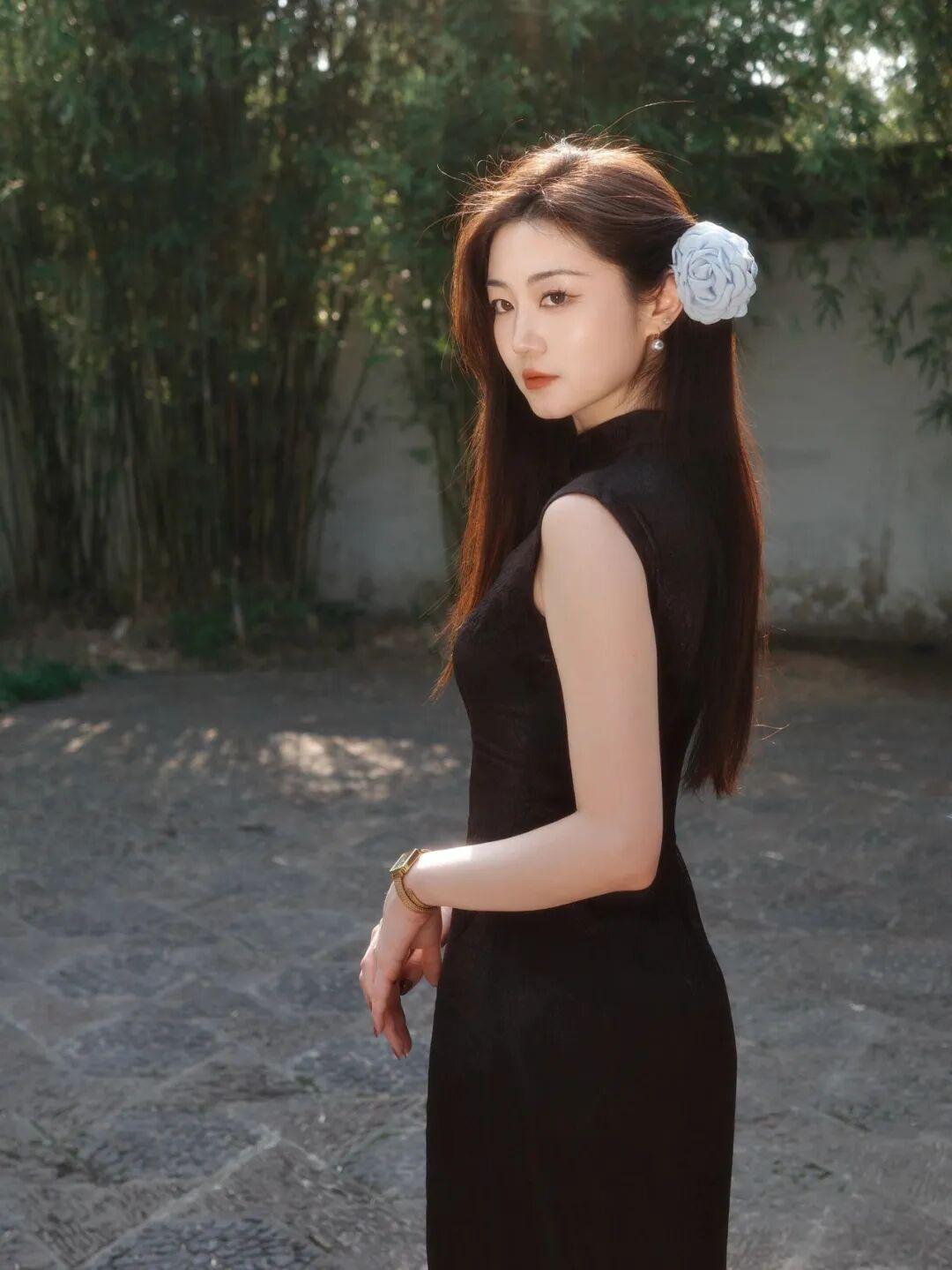 花落人独立，微风拂面来。