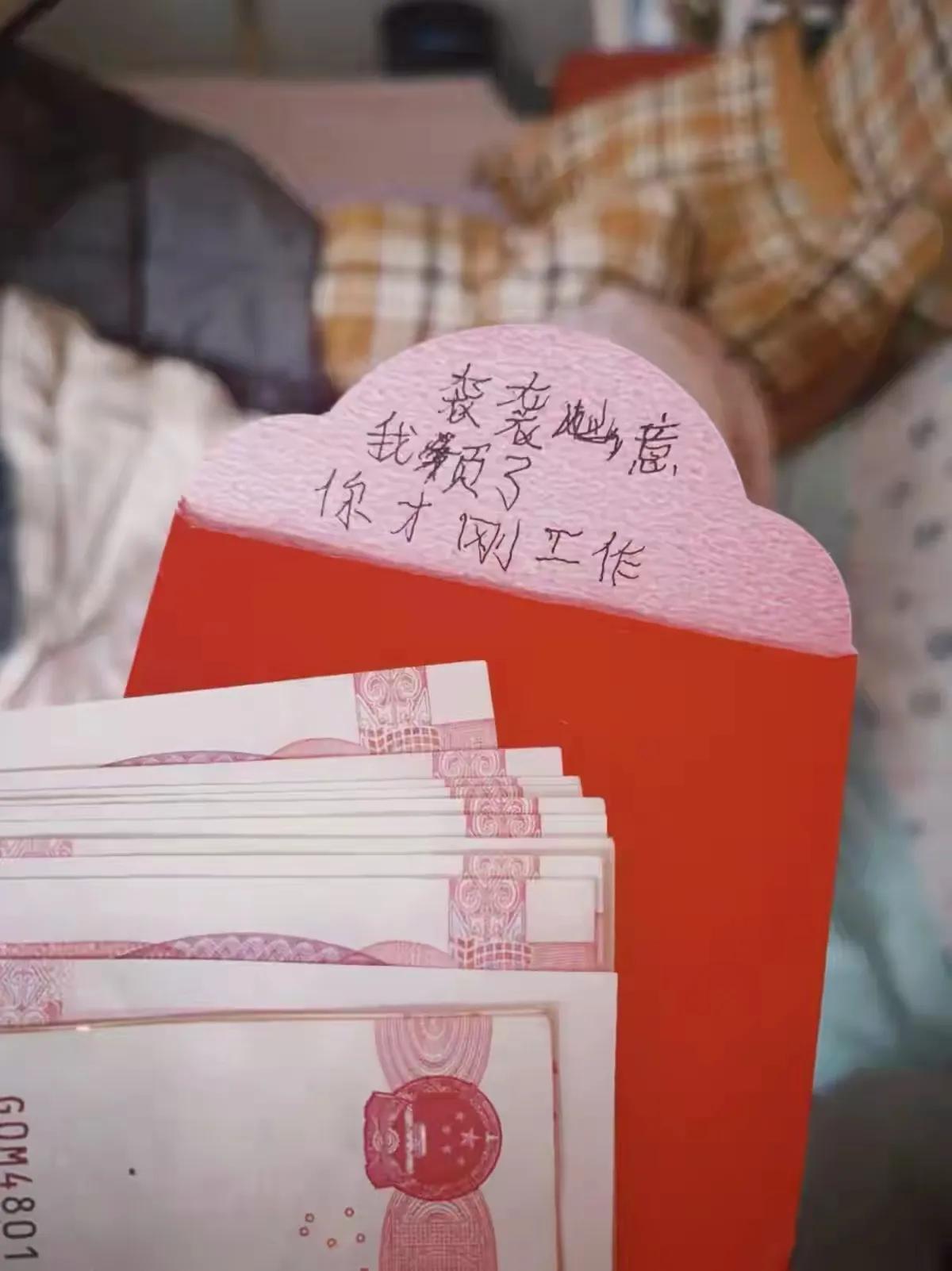 这张图片，前一个网友编的是一个交房租的感人故事。
评论区不少人接着编:
我在路上