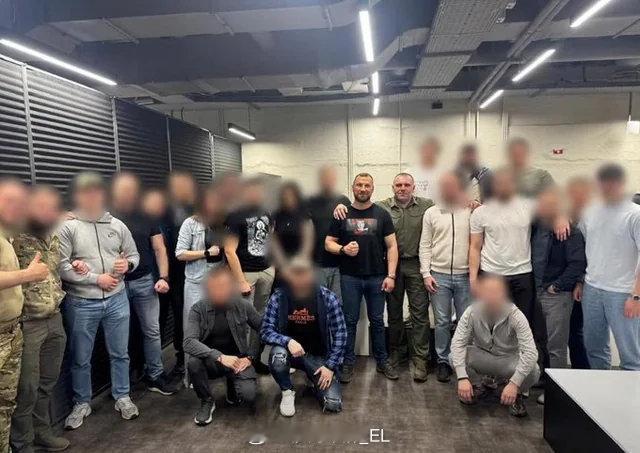 SBU负责“蛛网”行动的团队合照。乌媒表示，这里包括了定制无人机，制作伪装的房屋