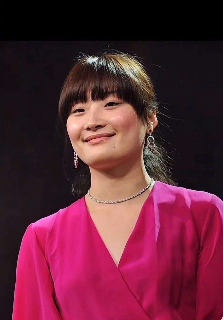 发现宗馥莉也戴过黄杨钿甜同款的graff耳环，气场好强完全压过珠宝了[哆啦A梦吃