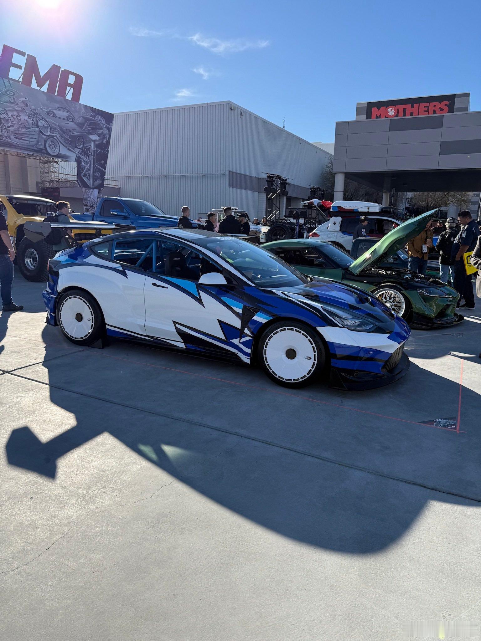 电改油来了。有人把一辆 Model 3 改成了燃油赛车，发动机舱里是丰田经典的 