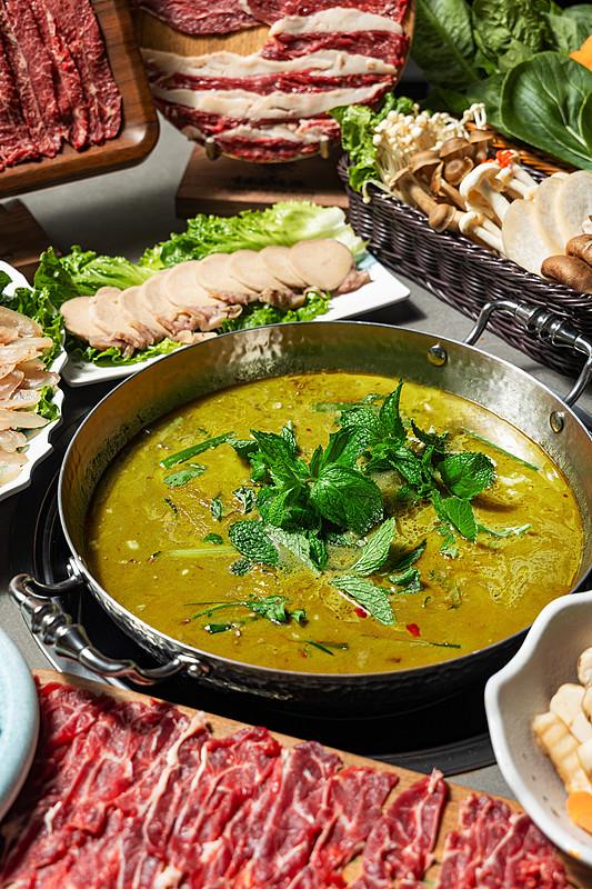 贵州的牛瘪火锅，那可真是“重口味”界的代表！它用牛胃里没消化的东西做火锅底料，一