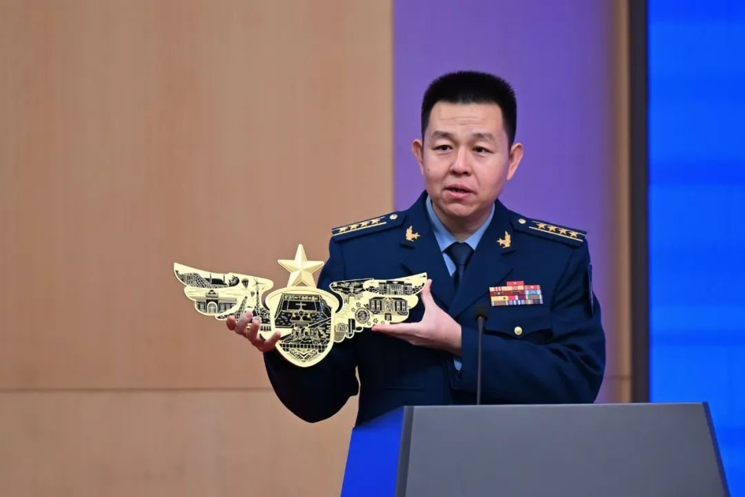 空装综计局牛文博上校介绍，此次航展空军将选派36型装备参加空中飞行展示和地面静态