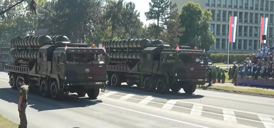 中国装备亮相塞尔维亚阅兵场，红旗-22和红旗-17AE防空导弹系统大放异彩，此次