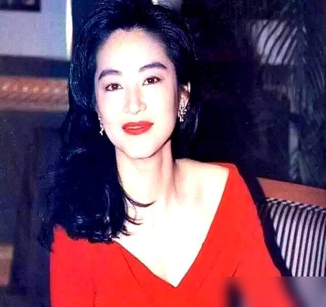 林青霞，一代女神，竟在凌晨把“裸照”送去给男人评鉴？你没看错！
 
别看人家是巨