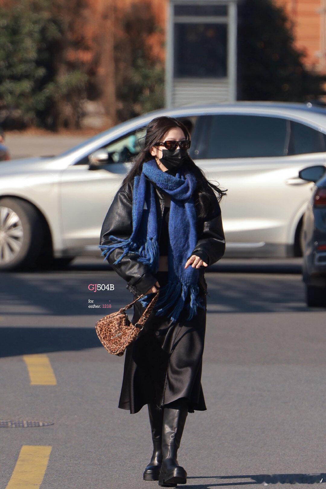 虞书欣上班啦，蓝色围巾真是点睛之笔虞书欣今日上班私服，allblack的皮衣穿搭