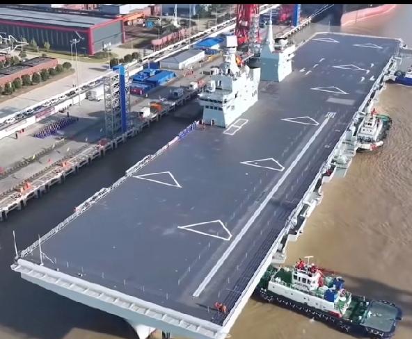 高兴的眉开眼笑，满载排水量4万余吨的四川舰11月14日，进行海试，从2024年1