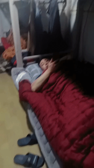 中国工人在阿富汗一个工地干活打工。
塔利班政府还专门派了士兵持枪保护中国工人的安