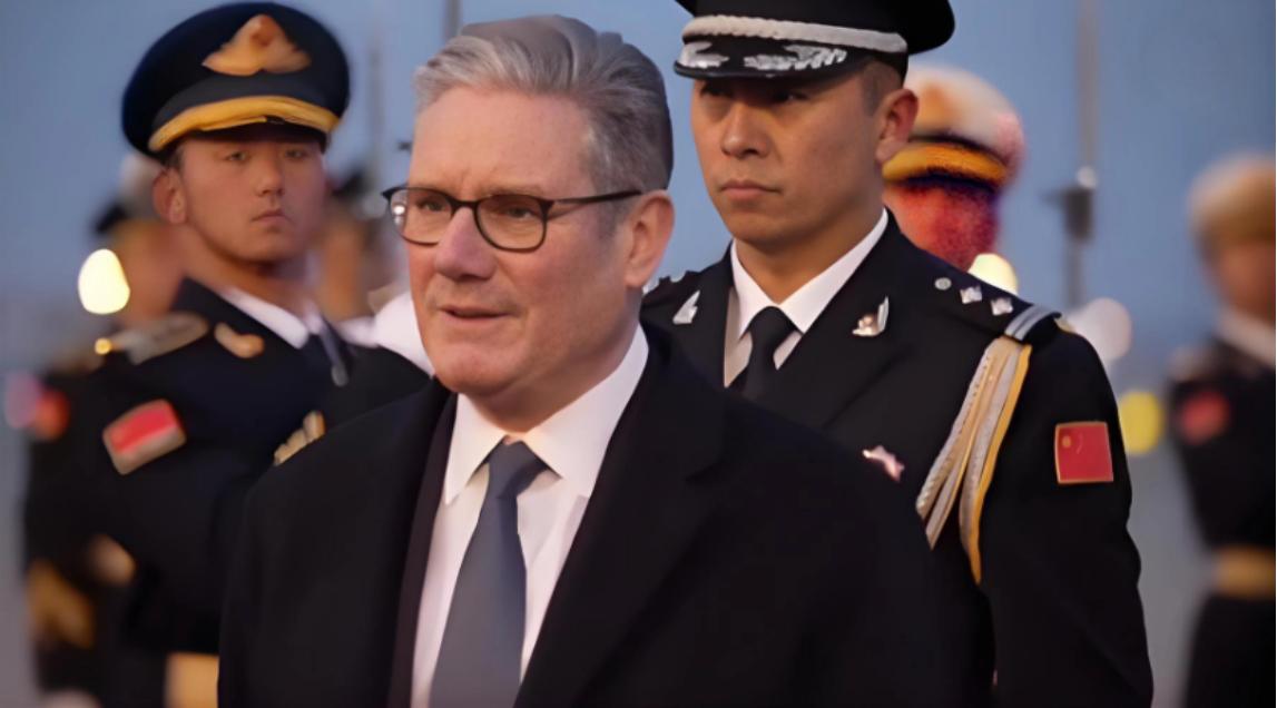 时隔8年！
飞机刚落地，英国首相斯塔默就向记者直接亮明态度，
 
“与中国接触才