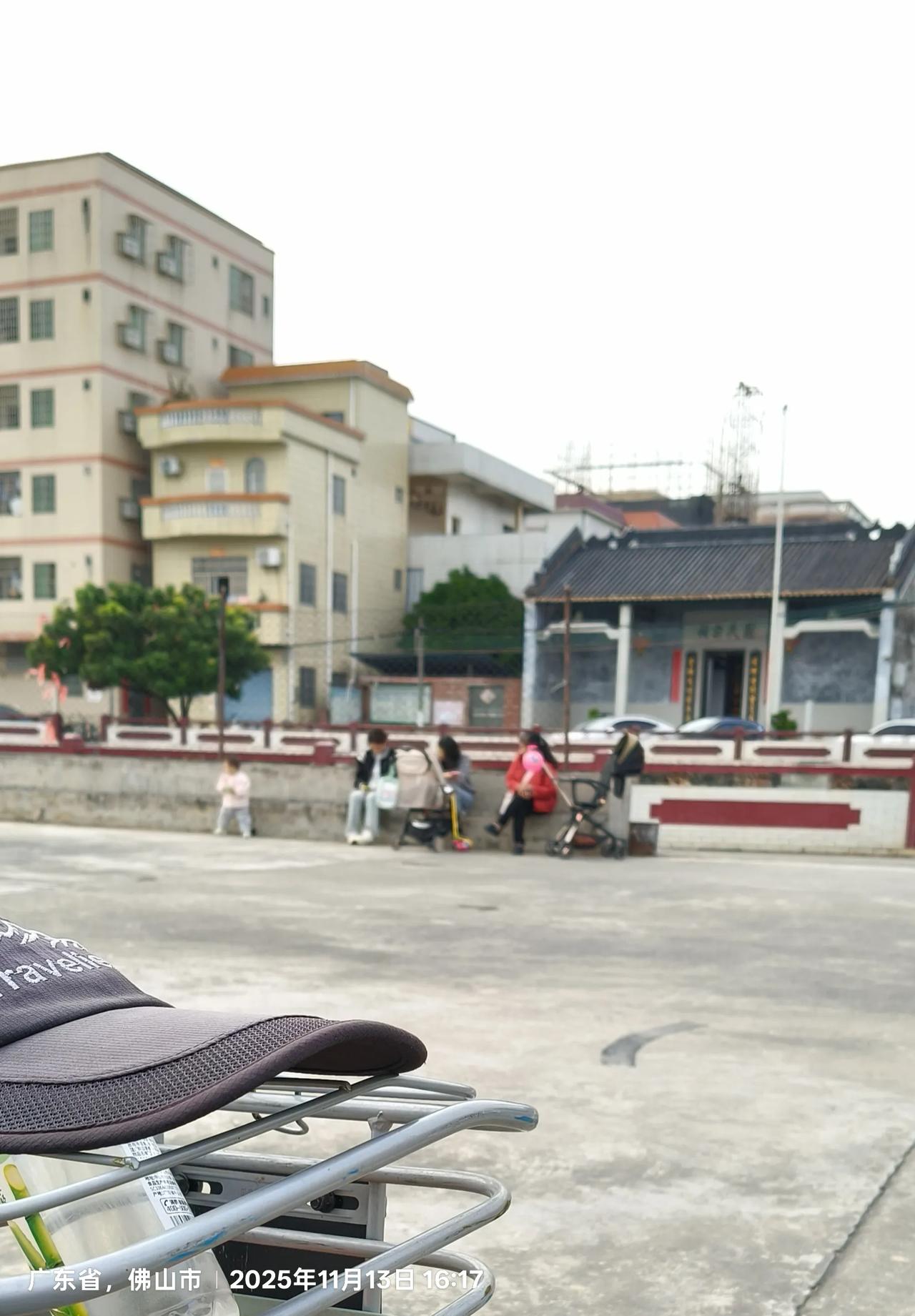 现在的年轻妈妈们真懂得享受生活，也想得开，连带孩子都跟着丈夫一起跑在外地来。
不