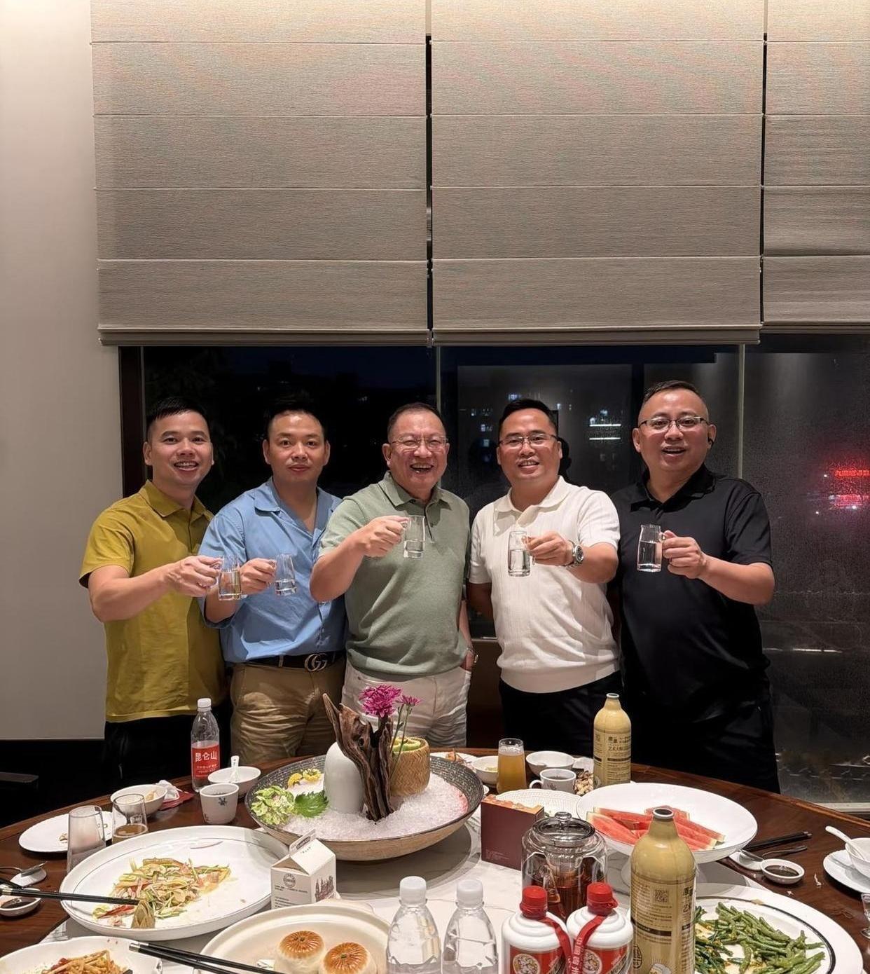 谁懂啊，平时群里喊一句“在吗”能等半天，真凑齐八个人，三瓶白酒还没开，话匣子先炸