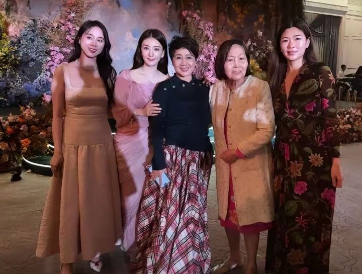 方媛可以成为天王嫂是何等荣幸呀！现在她居然可以出席赌王的儿子何猷君和奚梦瑶澳门答