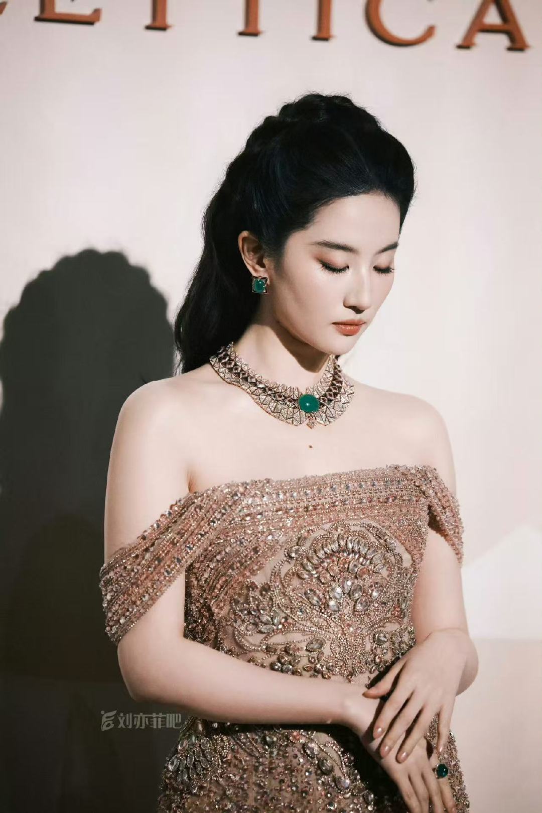 刘亦菲闭目神图刘亦菲女王闭目又轻松出神图 ​​​