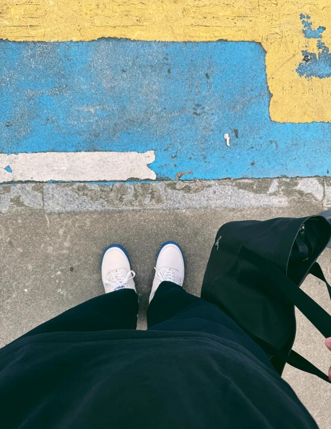 谁家的Vans十年了还在服役的
Wtaps的每一代与Vans的联名都镌刻在交叉骨