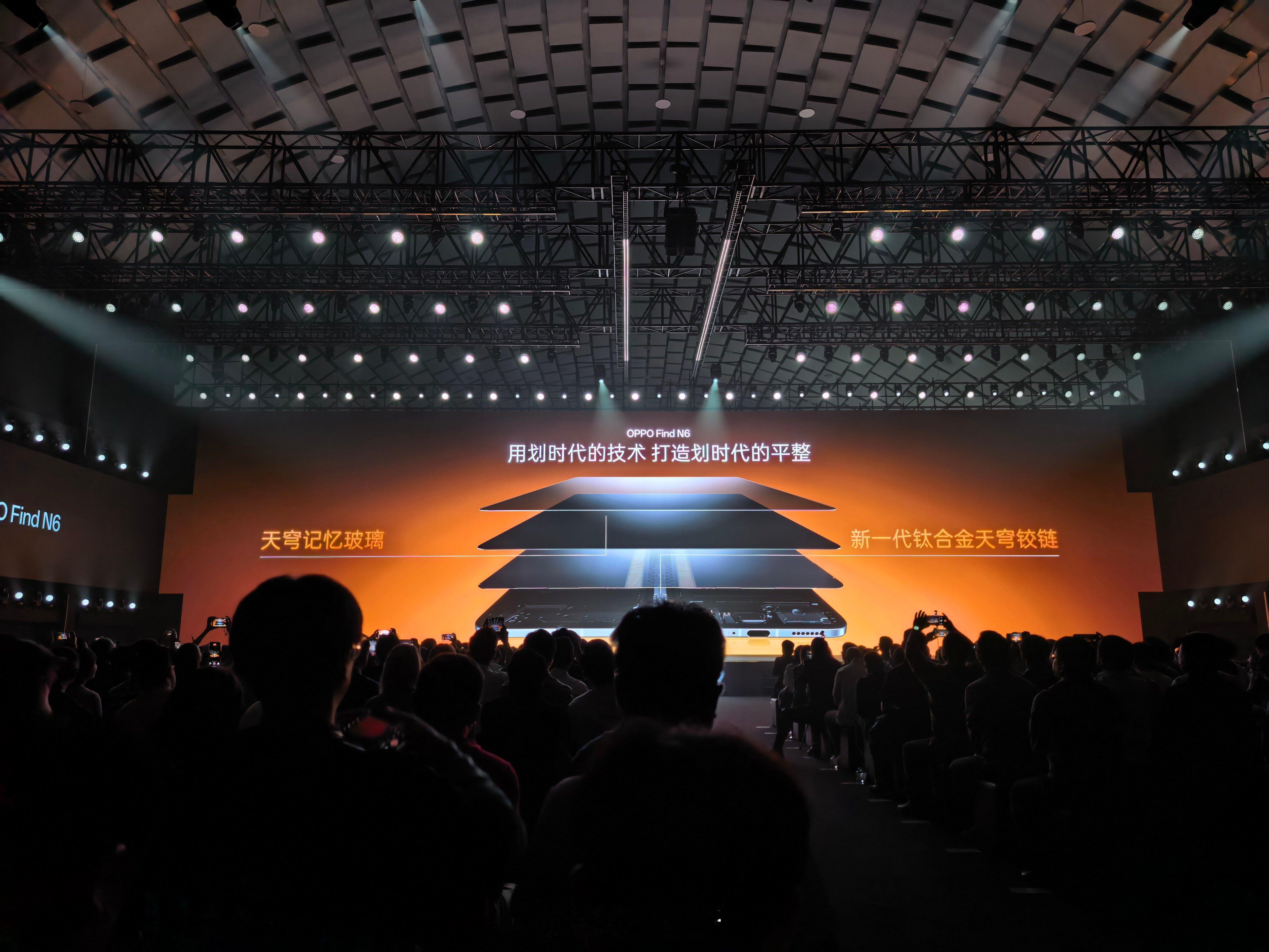 这一代 OPPO Find N6 是真有点东西，折了 10 万次，机身还是平的！