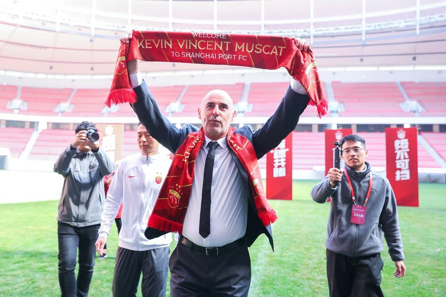 两年前的今天，海港官宣凯文·穆斯卡特出任球队新帅。当时，球员通道处的队徽还只是两